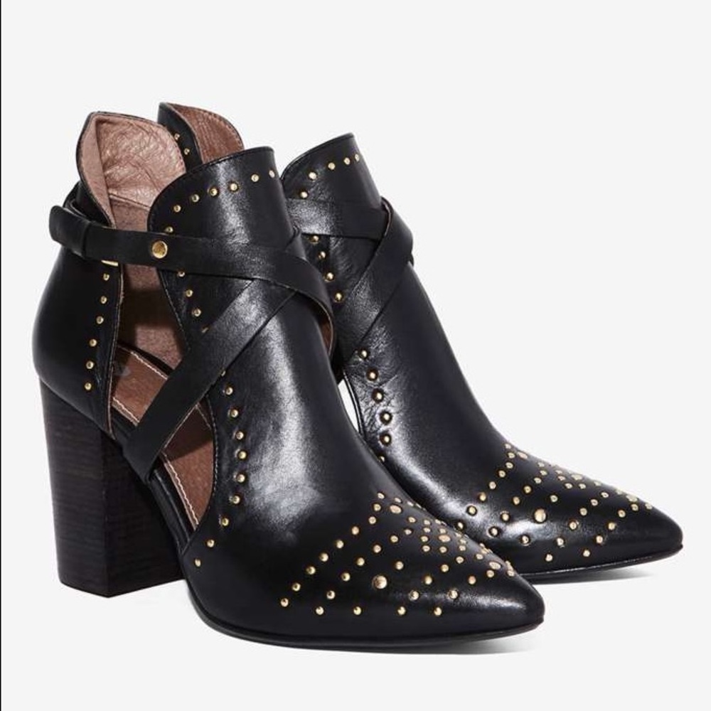 REDUCED ‼️Geneve Stud leather booties 🖤
